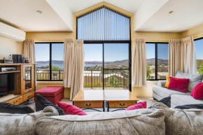 Dromaius 5 - 3BR Townhouse l Lake Views l Spa Bath l WiFi l BBQ, Jindabyne